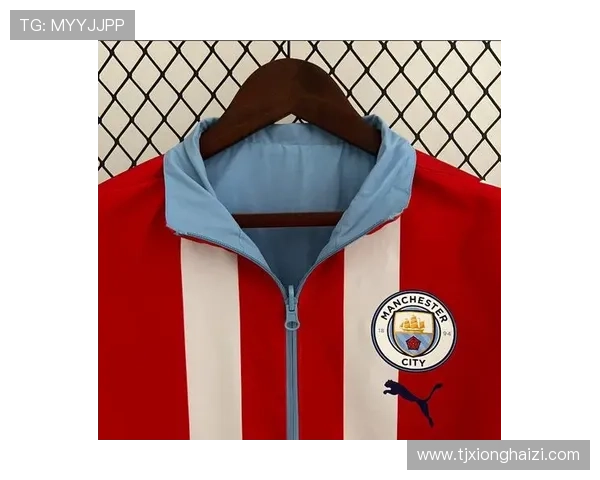 球星穿着训练服与足球冲锋衣展现运动风采 引领潮流与舒适兼备 球星穿着训练服与足球冲锋衣展现运动风采 引领潮流与舒适兼备