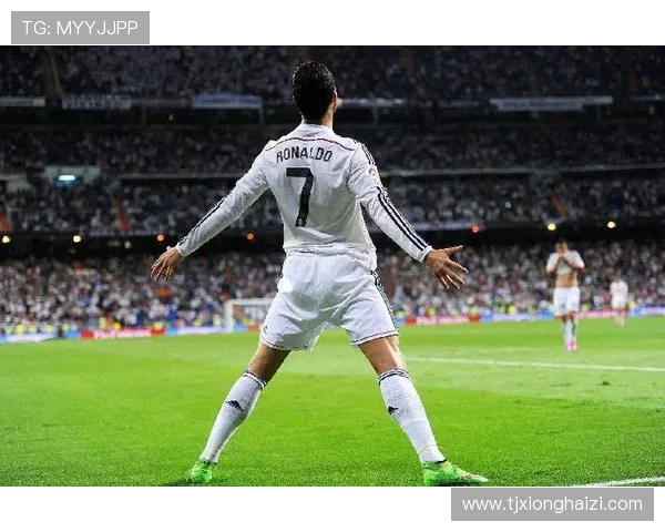 足球星逗比女孩笑容满面 玩转绿茵场的青春魅力头像设计