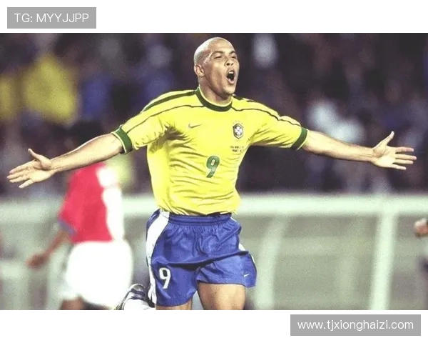 足球球星是否曾在同一块场地踢过球的历史和背后故事