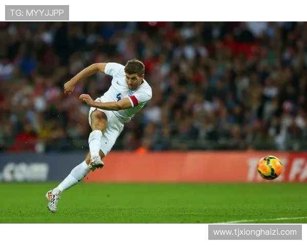 足球重炮球星:纵横绿茵的力量与精准,制霸赛场的致命射门技艺